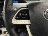 ステアリングスイッチ付きで、運転中に視線を前に向けたまま操作できます。