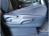 【シートアジャスター】上下調整できるシートアジャスター!運転手にあったドライバーズポジションができますね。