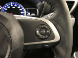 ステアリングスイッチ付きで、運転中に視線を前に向けたまま操作できます。