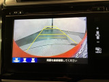 リバースギアに入れるだけで後方の表示へ切り替わります。夜間や雨の日の駐車も楽になりますよ。