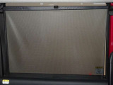 セカンドシートの窓ガラスには日よけのシェードを装備しています。強い日差しのカットに、プライバシー対策としても重宝します。