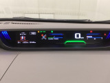 中央にデジタル表示のスピードメーターを配したハイブリット専用メーターになっています。左側のインフォメーション画面で燃費などの情報を確認できます。