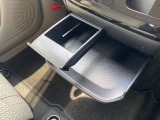 インストセンターロアBOX・グローブBOX・カップホルダー付きインストセンタースライドトレイ等、車内に持ち込んだ小物やドリンクが片付く収納も充実です。
