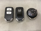 スマートキーを装備しています。鍵を差し込むことなくドアロックの開け閉めと、スタートボタン操作でのエンジンスタートができます。加えて、純正リモコンエンジンスターター用の操作キーもついています。