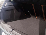 【トランクルーム】全面をファブリック処理し荷物に傷がつくのを防ぎます。ラゲージルーム照明を装着。背もたれをほぼ水平まで倒すことが出来ます。大きな荷物の収納にも便利です。