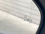 【ブラインドスポットモニター】走行中、ドアミラーの死角になりやすい箇所に後続車が接近するとサイドミラーのレンズに警告を表示!ドライバーに注意喚起をしてくれます。