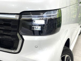 【LEDヘッドライト】悪天候や夜間走行時も良好な視界を確保し安心して運転できる高輝度LEDヘッドライトを装備!点灯速度が早く、消費電力も抑えられています。