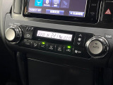 【左右独立型フルオートエアコン】運転席と助手席でそれぞれお好みの温度に設定可能。同乗者にも配慮した、快適な空調をお届け致します。