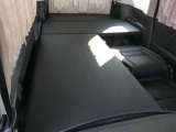 セカンドシートをフラットにして、マットを引けば車中泊が出来るベッドに早変わり。マットが一個欠品しておりますが取り付け予定です。