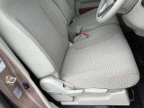 運転席シートリフター!ご自分の好きなシートポジションが取れるので運転が楽しくなりますし疲れにくいです。