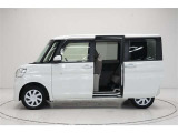 片側のみ電動スライドドアが装備されています。お子様がまだ小さな場合は、安全面を考えて片側だけの電動スライドを選ばれる方も多くいらっしゃいます。