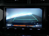 バックガイドモニター付き。車両後方の映像をナビ画面に表示し、駐車などの後退操作をサポートします。