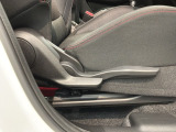 シートハイトアジャスターが付いているので運転姿勢を調整するのに便利ですね。身長に合ったシートポジションは安全運転や疲労軽減にもつながります。