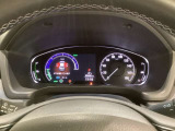ハイブリット車専用のメーターです。右側の大型スピードメーターに加え、ステアリングスイッチを使って左のマルチインフォメーション・ディスプレイで燃費や動力伝達などの情報が見れるようになっています。