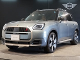 MINIのフロントグリルのデザインはイギリスで生まれた当初から、シルバーのサイドバーが折り重なった伝統的なデザインで御座います。その伝統はBMWのお車になってからでも少しずつ形を変えて守られております