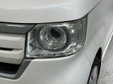 LEDヘッドライトは、点灯の瞬間から最大光量を発揮し、突然暗くなるトンネルなどでの安定感を高めます。
