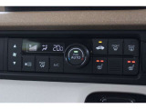 フルオートエアコンを装備。車内の温度設定だけでなくPM2.5にも対応した高性能集塵フィルターも装備しており車内はいつも快適空間♪