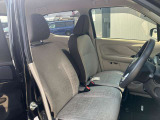 運転席まわりです。実際に座ってみて、乗り心地を体験してみてください,視界も良好です。