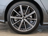 アルミホイ-ル 10スポークスターデザイン メタリックブラック ポーリッシュト 8.5Jx20 (Audi sport) /ダンピングコントロールサスペンション