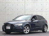 ●一目でAudiとわかる特徴的なシングルフレームグリル・LEDランプ。精悍なフロントマスクからAudiのスマートで上品なブランドを連想させてくれます。女性にも大変ご好評頂いております。