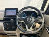 使いやすく安全な操作性と良好な視界を実現した運転席!