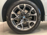 BMWの純正アロイホイールは軽量かつ強度にも優れているホイールで走行性能を引き上げる設計になっております。足元にもBMWは妥協がなくこだわっている個所になります。