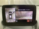 狭い場所での駐車やすれ違いなどでより的確な運転操作に役立つ360&deg;ビューモニターが装備されています。