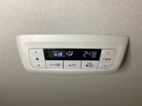 ルーフ中央にエアコン操作パネルがついていますので、2列目・3列目にお乗りの方も快適に過ごせます。