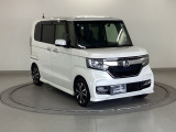 狭い駐車場でも、スライドドアならチャイルドシートへのお子さまの乗降や荷物の積載もスムーズ。とても便利な【助手席側。電動スライドドア】ドアハンドを少し引くだけでリアドアが自動開閉します。