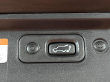 【パワーバックドア】スマートキーや運転席のボタンを押すだけでリアゲートが自動で開閉します!荷物を持っている時や、高い位置にあるバックドアを閉める際に便利な機能です♪