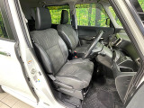 運転席まわりには十分なスペースがあり、大柄な方でもゆったり運転していただける環境です。