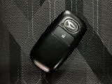 電子カードキーを携帯していれば、ドアハンドルやバックドアのリクエストスィッチを押すだけでドアの施錠、開錠が行えます。電子カードキーがないとエンジンが始動しない、盗難防止に役立つイモビライザー機能付