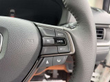 【クルーズコントロール】アクセル操作なしで一定速度を保つ機能。先行車との距離を自動調整する追従型が主流で、高速走行時の疲労を劇的に軽減します。長距離移動が多いお客様への商談では必須の快適装備です。