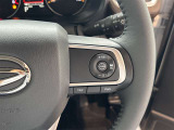 【クルーズコントロール】アクセル操作なしで一定速度を保つ機能。先行車との距離を自動調整する追従型が主流で、高速走行時の疲労を劇的に軽減します。長距離移動が多いお客様への商談では必須の快適装備です。