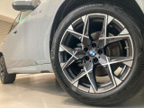 BMWの純正アロイホイールは軽量かつ強度にも優れているホイールで走行性能を引き上げる設計になっております。足元にもBMWは妥協がなくこだわっている個所になります。