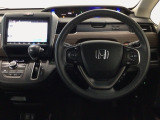 【ハンドル】運転にかかわる様々な操作を安全に行えるように視点移動が少なく操作性に配慮されたスイッチ類が凝縮されたコックピットです。