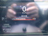 LDW(車線逸脱警報)が装備されておりドライバーが意図せずに白線を跨ぐと警告音で注意を促してくれます♪