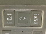 【パワーバックドア】スマートキーや運転席のボタンを押すだけでリアゲートが自動で開閉します!荷物を持っている時や、高い位置にあるバックドアを閉める際に便利な機能です♪