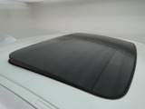 【電動パノラマルーフ】BMWのパノラマルーフは開閉が目的でなく、ルーフと一体感のある構造によって、より解放感を実現しているのが特徴です。