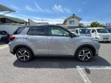 フロントフェンダーに備わる「e-SMART HYBRID」のエンブレム。 運転支援システムや快適装備がフル搭載される最上級グレード「ロッキー プレミアムG HEV」。