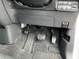 駐車ブレーキは足踏み式です