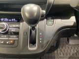 CVT車のセレクトレバーです。低速から高速まで、変速ショックのないスムーズな走りを実現するとともに、エンジン効率のよい領域を維持することで燃費にも貢献します。