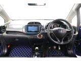 操作性に優れた運転席となります!小物入れや各ボタンの配置にこだわり、使いやすいです!座り心地もよく視認性も良好なのでロングドライブもお任せ下さい!