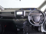 スイッチ類やメーター類を見やすく配置した、直感的で扱いやすいインパネ。初めて運転される方でも、迷わず操作出来る安心設計です。