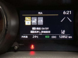 ロードサインアシスト(RSA)は、道路標識を検知し、ドライバーに告知してくれる機能です。道路標識をディスプレイで確認でき、見落とし防止をサポートします。