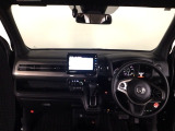 【前方視界】開放的な前方視界!運転がしやすく疲れにくいです♪窓が大きく、見通しがとっても良いおクルマですよ♪