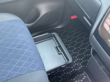 助手席下にボックスがあり普段使わないもの等を収納しておくことが出来ます