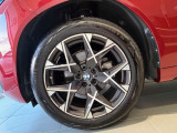 BMWの純正アロイホイールは軽量かつ強度にも優れているホイールで走行性能を引き上げる設計になっております。足元にもBMWは妥協がなくこだわっている個所になります。