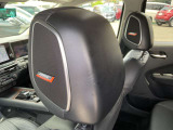 運転席と助手席のヘッドレストに左右2個ずつ(計4個)の「UltraNearfieldスピーカー」を内蔵。耳元で直接音が響くため、ボーカルの息遣いや楽器の細かなニュアンスまで鮮明に聴こえます。