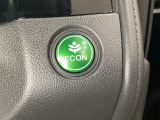 ECON モードをON にするとアクセルペダルの動きに対するエンジンの反応とエアコンの制御を切り換えることで、燃費のいい運転をするドライバーがペダルを踏んだ時と同じようにエンジンを制御します。